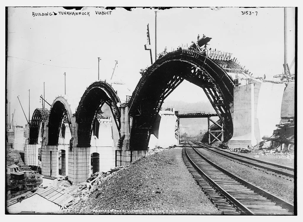 Construction of the Tunkhannock Viaduct railway bridge in Pennsylvania (cc). Roman engineering principles being extended to new uses.